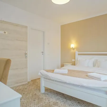 Monarch House ゲストハウス 3*